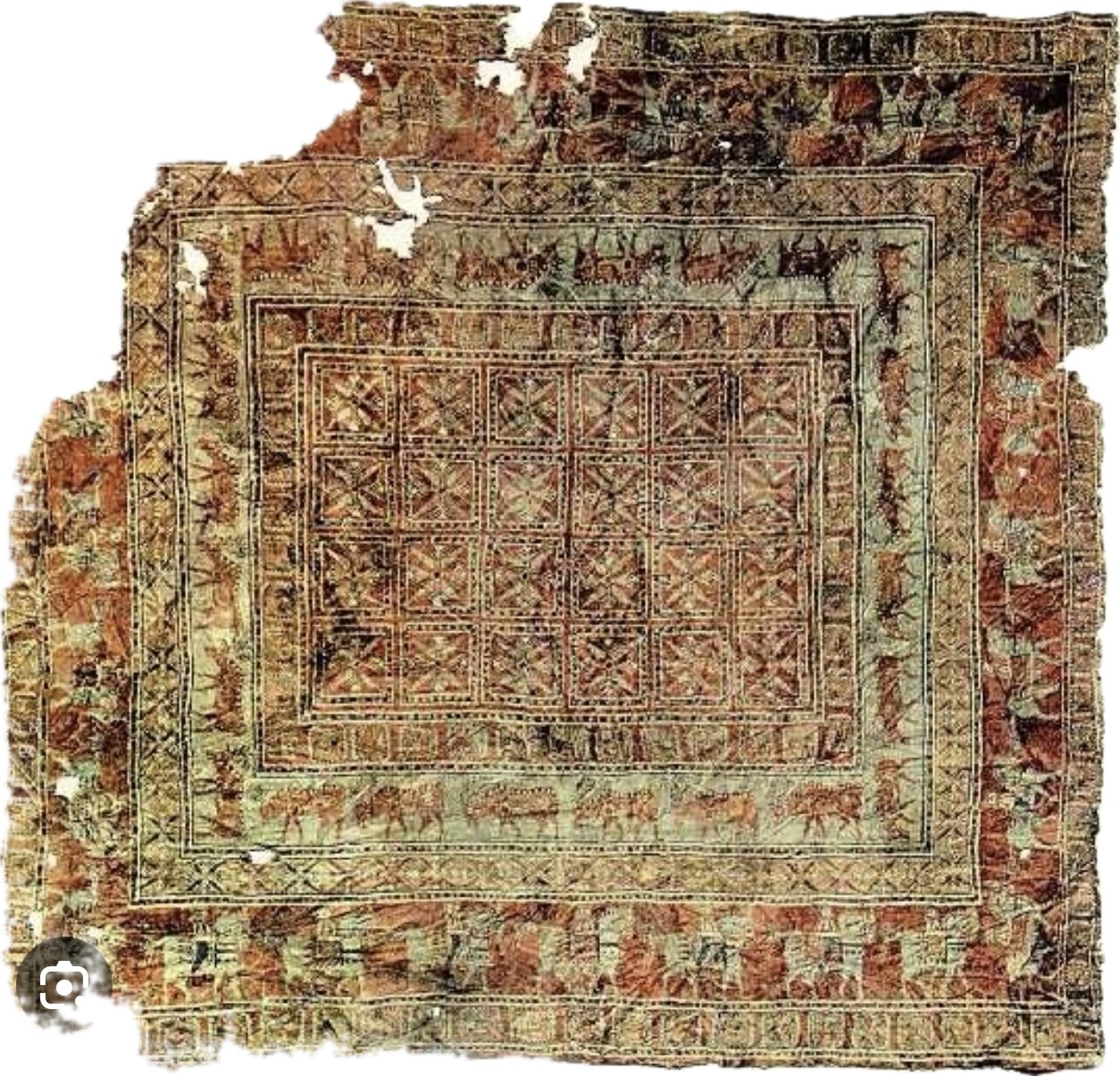 Alfombra antigua desgastada mostrando la historia milenaria de las alfombras persas